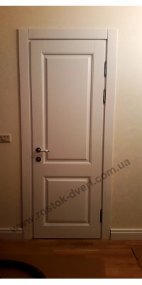 Білі міжкімнатні двері з дерева